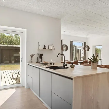 Stunning In With Kitchen Feriehus *